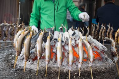 NIKKO, JAPONYA - 08 Kasım 2018: Tuzlu ızgara Ayu balığı. Nikko, Japonya 'daki Kegon şelalesinde geleneksel Japon sokak yemekleri.
