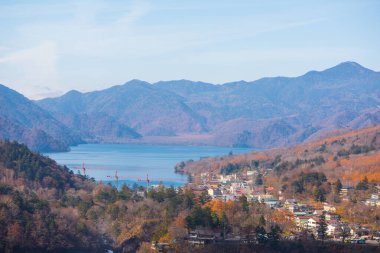 Nikko, Japonya 'dan Akechidaira Ropeway' de Chuzenji gölü manzarası.