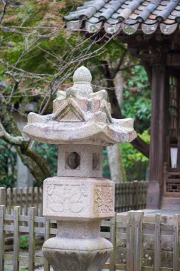 Kotoku-in tapınağındaki taş fener Japonya 'nın Kamakura kentindeki ünlü simge.