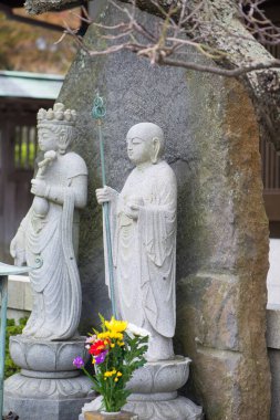 Kamakura Hase-dera tapınağının Taş Buddist heykelleri, Japonya.
