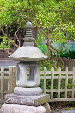 Kotoku-in tapınağındaki taş fener Japonya 'nın Kamakura kentindeki ünlü simge.
