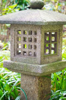 Haze-dera tapınağındaki taş fener ya da Kamakura, Japonya 'daki Hase-kannon tapınağı.