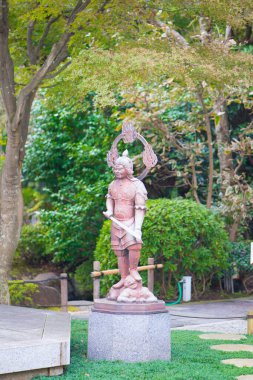 Japonya, Kamakura 'daki Hase-dera tapınağının metal Buddist heykelleri..