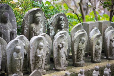 Haze-dera tapınağındaki antik taş oymalı Jizo heykelleri veya Japonya 'nın Kamakura kentindeki Hase-kannon tapınağı.