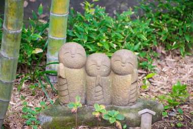 Japonya, Kamakura 'daki Hasedera Tapınağı' nın Japon Bahçesi 'nden çocukların koruyucusu Jizo Chibi.