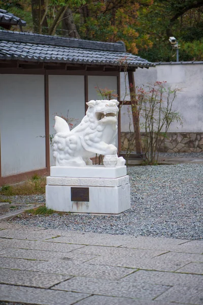 Leone Pietra Bianca Nel Tempio Kotoku Famoso Punto Riferimento Kamakura — Foto Stock