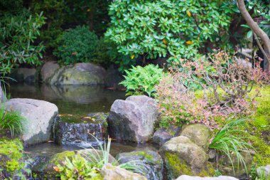 Bahçede küçük bir dere