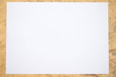 Beton zeminde beyaz kağıt