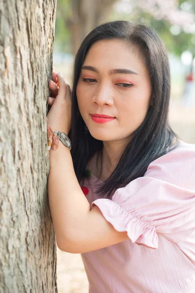 Asiatico Donna Prendere Foto Campo Spettacolo Viaggio Natura Concetto — Foto Stock