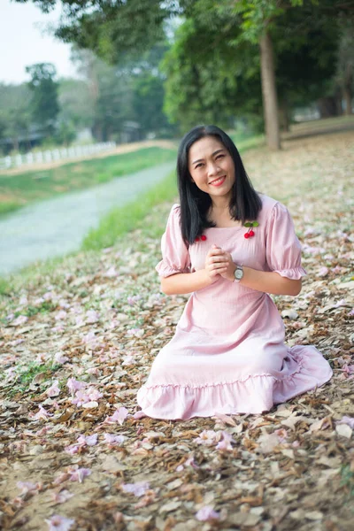 Mujer Asiática Tomar Foto Campo Espectáculo Viaje Naturaleza Concepto —  Fotos de Stock