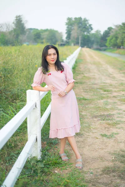 Asiatisk Kvinna Bild Fältet Visa Resor Natur Koncept — Stockfoto