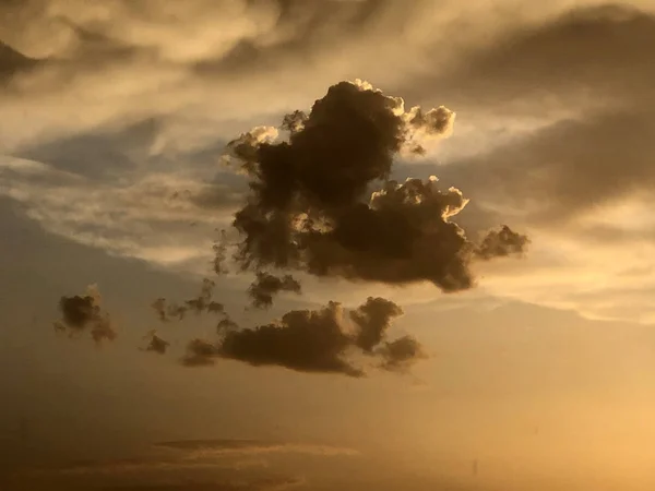 Nuvem negra sozinha ao pôr do sol — Fotografia de Stock