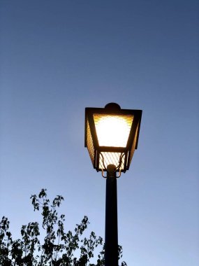 Şafak vakti fener yanıyor.