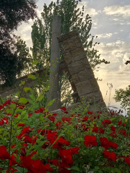 Madrid 'deki parkta bir anıt.