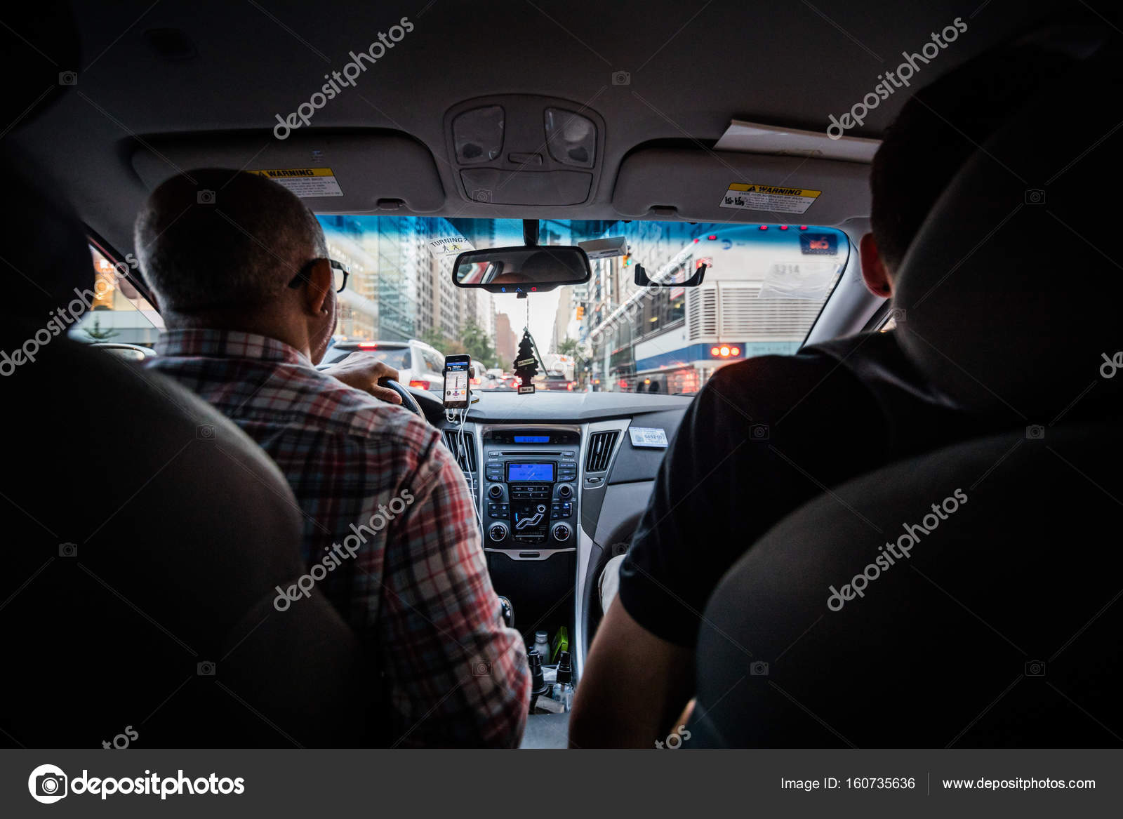 Bir yolcu Lyft taksi kullanarak görünümünü arka koltuk — Stok Editoryel