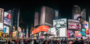 Gece kalabalık Times Square'de 