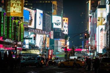 Gece kalabalık Times Square'de 
