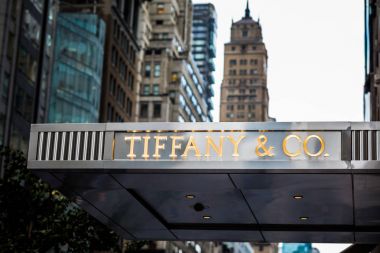 Tyffany ve co mağaza önünde New York'ta