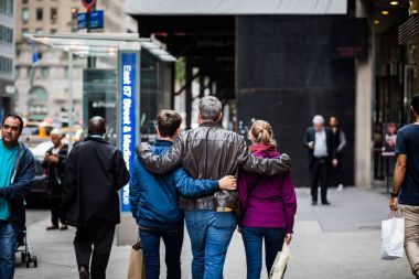 Baba ve New York'ta 5th Avenue üzerinde yürüyen çocuklar