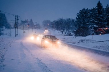 Blizzard Kanada'da bir kış aylarında yolda