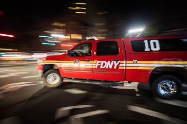 Hızlı geçen gece acil kamyonet