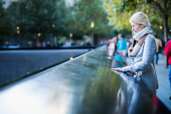 Kvinna som tittar vid namn av World Trade Center Memorial — Stockfoto