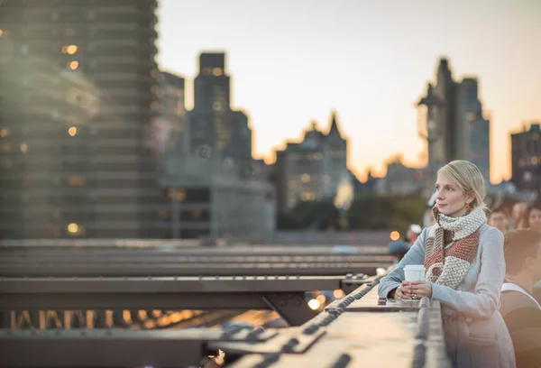 Mujer en el puente de Brooklyn Mirando Manhattan —  Fotos de Stock