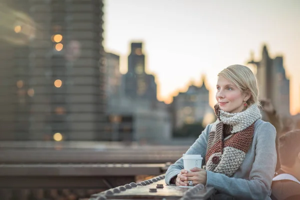 Mujer en el puente de Brooklyn Mirando Manhattan —  Fotos de Stock