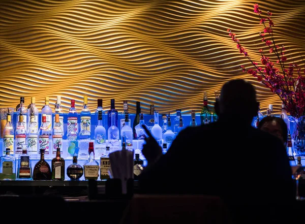 Man in silhouet op de bar — Stockfoto