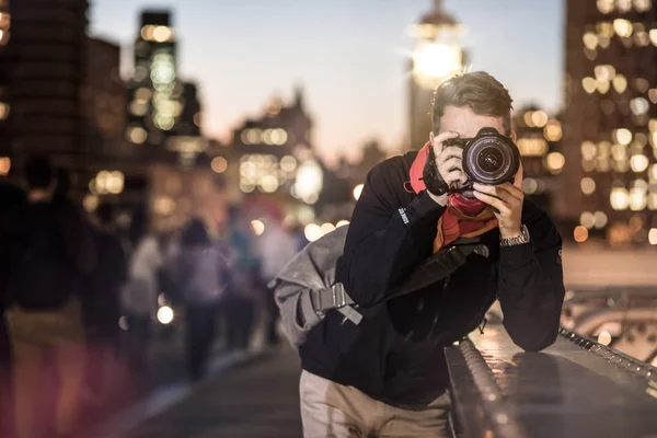 Photographer taking night pictures on the Brooklyn Bridge — Stock Photo, Image