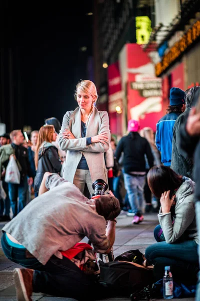Photoshoot keskellä Times Square naisen — kuvapankkivalokuva