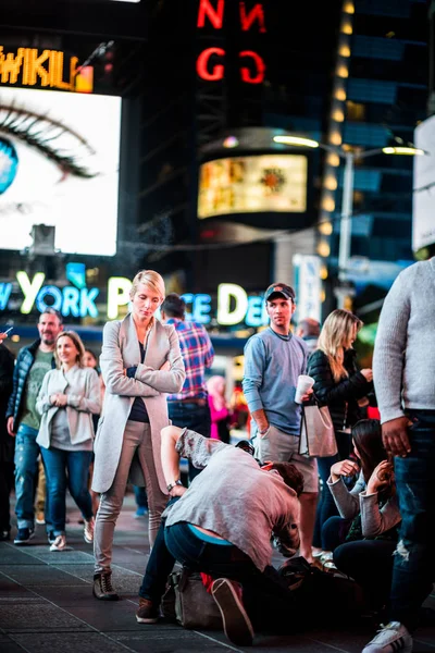 Servizio fotografico nel mezzo di Times Square di una donna — Foto Stock