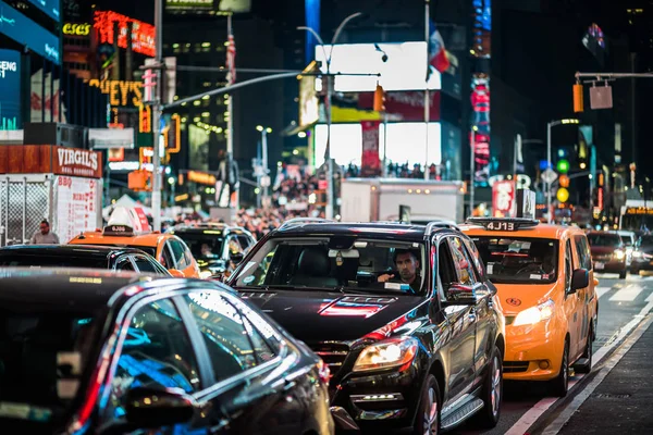 Trafik och Hybrid hytter på Times Square på natten — Stockfoto