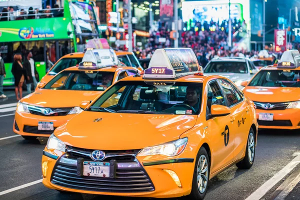 Žluté taxíky na Times Square v noci — Stock fotografie