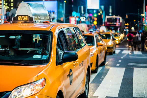 A Times Square éjjel Sárga taxik — Stock Fotó