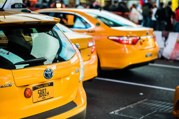 Žluté taxíky na Times Square v noci — Stock fotografie