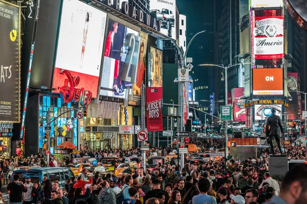Přeplněné náměstí Times Square v noci — Stock fotografie