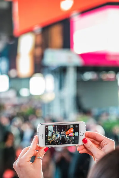 Valaki vesz egy kép-val egy iphone, a Times Square — Stock Fotó