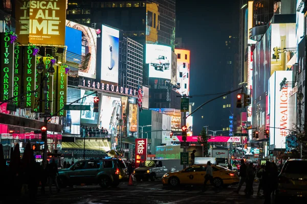 Zatłoczone Times Square w noc — Zdjęcie stockowe