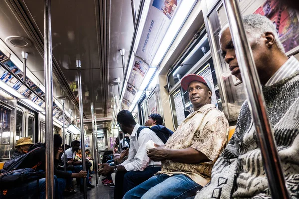 Mensen rijden metro in New York — Stockfoto