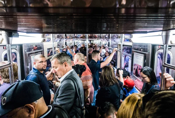 Mensen rijden metro in New York — Stockfoto