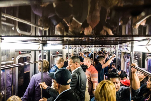 Ludzie jeździć metra w Nowym Jorku — Zdjęcie stockowe