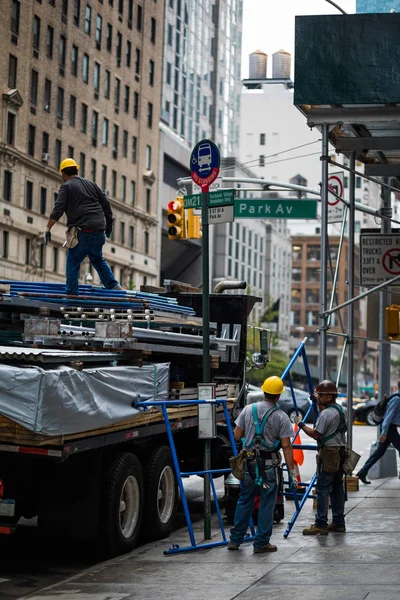 People Unloading Truck with Scaffolds — Stock Photo, Image