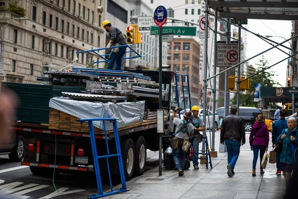 People Unloading Truck with Scaffolds — Stock Photo, Image