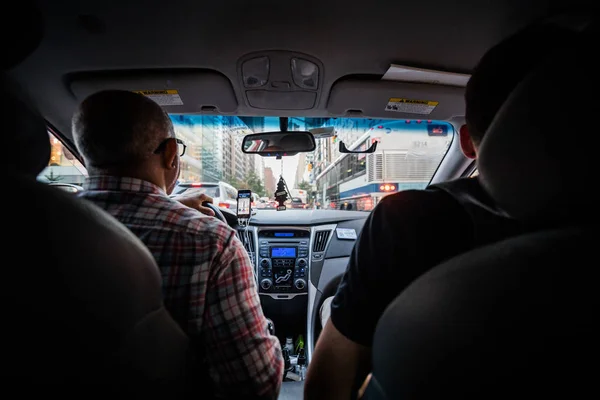 Vista del asiento trasero de un pasajero usando un taxi Lyft —  Fotos de Stock