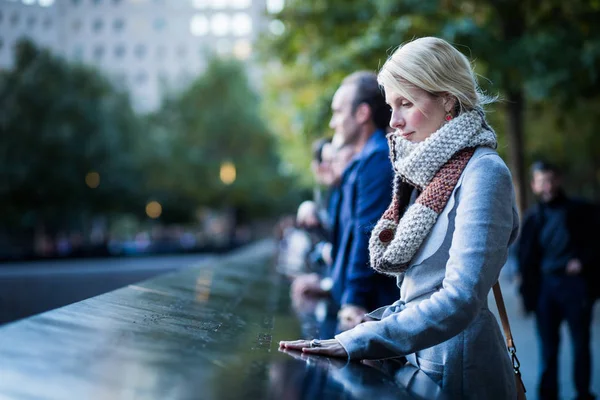 Mujer mirando los Nombres del World Trade Center Memorial —  Fotos de Stock