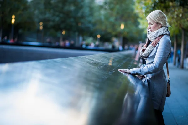 Kobieta, patrząc na nazwy World Trade Center Memorial — Zdjęcie stockowe