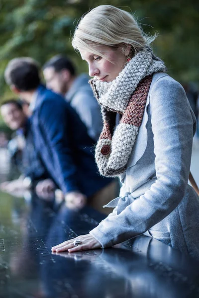 Mulher olhando para os nomes do World Trade Center Memorial — Fotografia de Stock