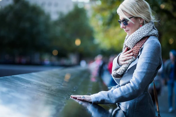 Vrouw kijken naar de namen van World Trade Center Memorial — Stockfoto