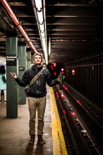 Turist väntar på tunnelbanan i New York — Stockfoto